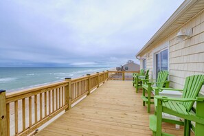 Terrace/patio - Charm Getaway - Oceanfront family home in a quiet stretch of Surf City ! (Surf City)