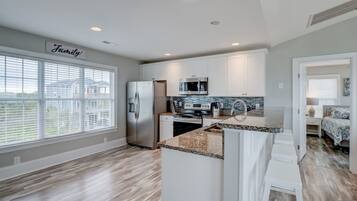 Jääkaappi, mikroaaltouuni, uuni, liesi