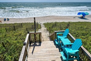 On the beach, sun loungers, beach towels - Charm Getaway - Oceanfront family home in a quiet stretch of Surf City ! (Surf City)