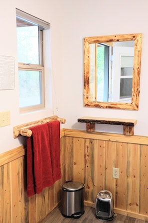 Honeymoon Cabin, 1 Queen Bed (NO PRIVATE BATHROOM) | Premium bedding, pillowtop beds, individually decorated - Eycat Lodging Company (Wapiti)