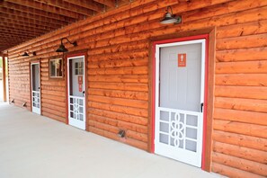 Free toiletries, towels, soap, shampoo - Eycat Lodging Company (Wapiti)