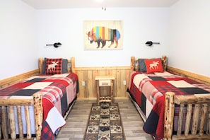 Basic Double or Twin Room, Multiple Beds (NO PRIVATE BATHROOM) | Premium bedding, pillowtop beds, individually decorated - Eycat Lodging Company (Wapiti)