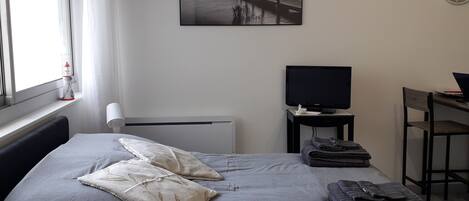 1 chambre, fer et planche Ă repasser, Wi-Fi gratuit, draps fournis