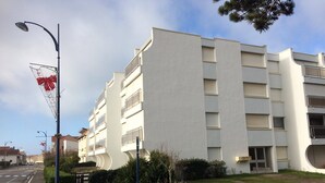 A multi-story building with a flat facade and large windows. - Studio Casa Marina in Sainte Cécile Plage (Sainte-Cécile Plage)