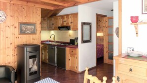 Eine Küche mit Holdekor, einem Herd und einem Kühlschrank.