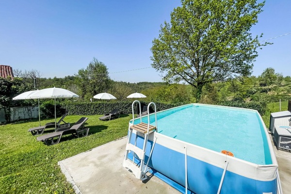 Eigentum, Himmel, Pflanzengemeinschaft, Pflanze, Schatten, Gartenmöbel, Fahrzeug, Baum, Regenschirm, Freizeit