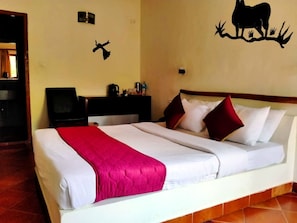 Deluxe Double Room | Desk - Country Club Wildlife resort Bandipur (Gundlupet)