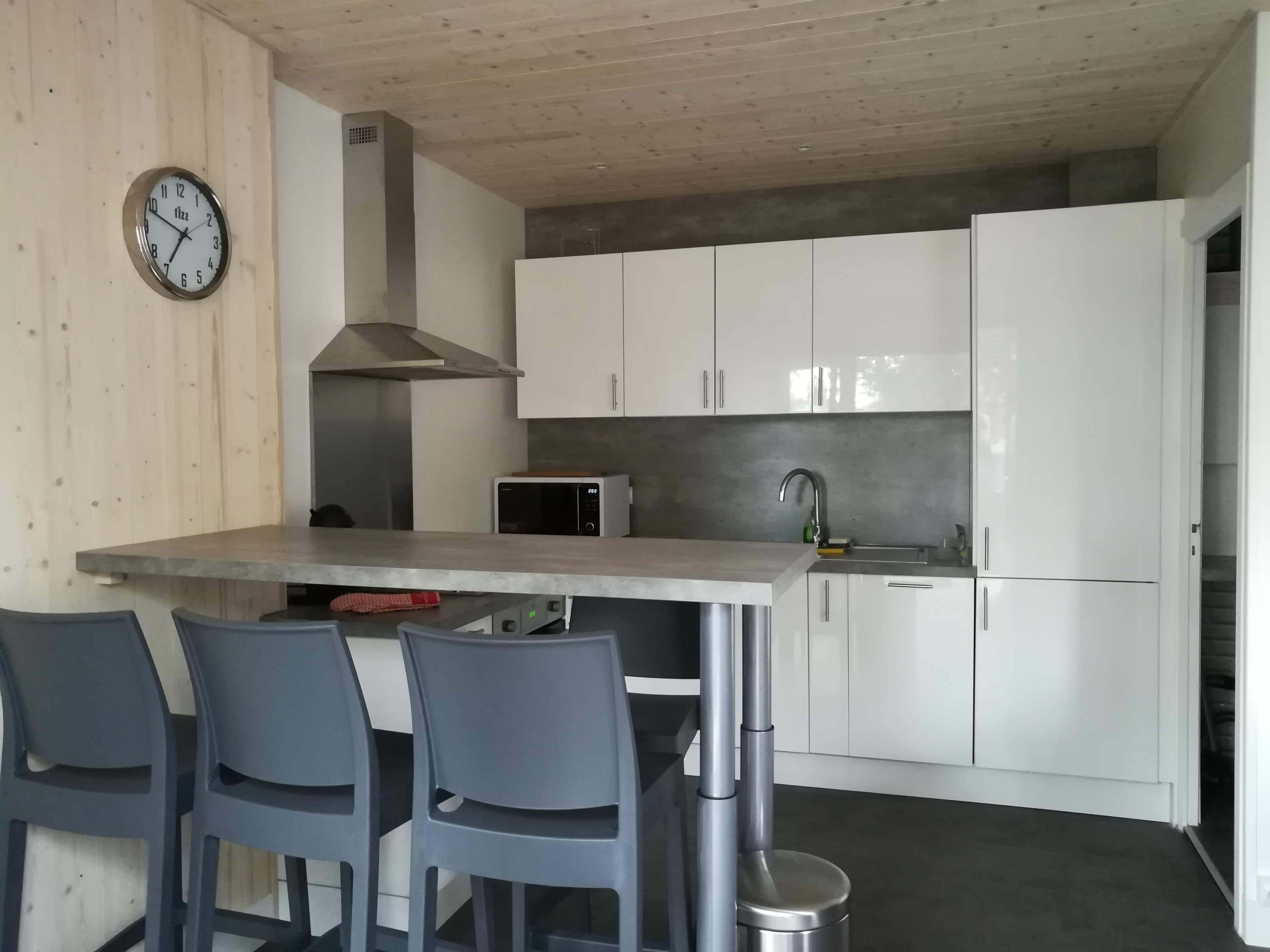 Micro-ondes, four, lave-vaisselle, cafetière/bouilloire