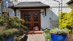 A traditional house with a wooden door, numbered 5b, and a stone pathway leading to the entrance. - Großzügige Ferienwohnung in der Schlössergemeinde Küps (Küps - Tüschnitz)
