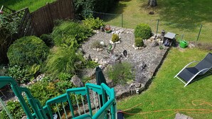 A garden with a variety of plants and a small pond. - Großzügige Ferienwohnung in der Schlössergemeinde Küps (Küps - Tüschnitz)