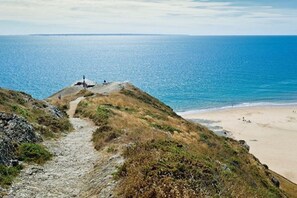 Una spiaggia nelle vicinanze