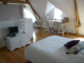 2 camere, una scrivania, ferro/asse da stiro, Wi-Fi gratuito