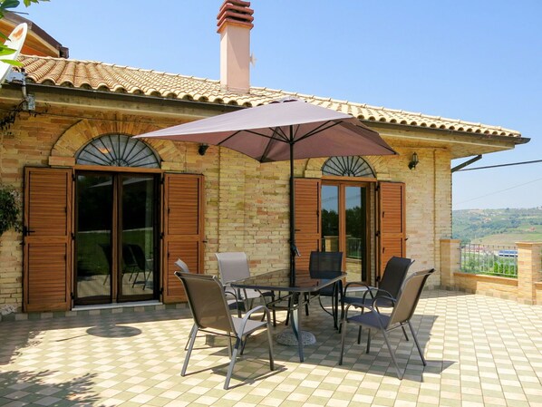 Outdoor dining - Beautiful private villa for 4 guests with WIFI, TV, terrace and pets allowed (Picciano)