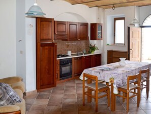 Four, lave-vaisselle, chaise haute, tables Ă manger