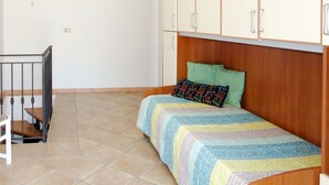 A small, clean room with a bed, a desk, and a wardrobe. - Beautiful private villa for 4 people with WIFI, TV, terrace and pets allowed (Picciano)