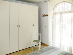 2 bedrooms, iron/ironing board, travel crib, free WiFi - Beautiful private villa for 4 guests with WIFI, TV, terrace and pets allowed (Picciano)