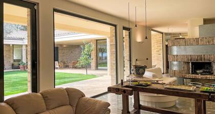 Wonderful private villa with A/C, WIFI, private pool, TV, patio, pets allowed and panoramic view