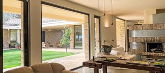 Stunning private villa with A/C, WIFI, private pool, TV, patio, pets allowed and panoramic view