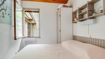 2 bedrooms, iron/ironing board