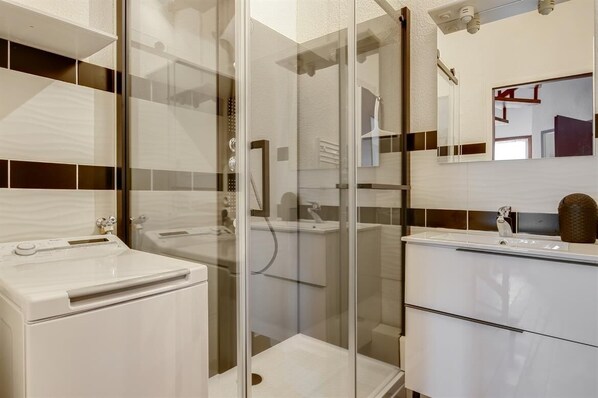 Shower - 400 m from the beach, apartment for 5 people. with private garden (Biscarrosse Plage)