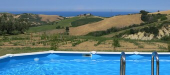 Apartment in villa with pool, A/C, WIFI, hot tub, TV, patio, pets allowed, panoramic view, parking