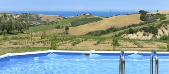 Lovely apartment in villa with hot tub, WIFI, pool, A/C, TV, patio, pets allowed, panoramic view