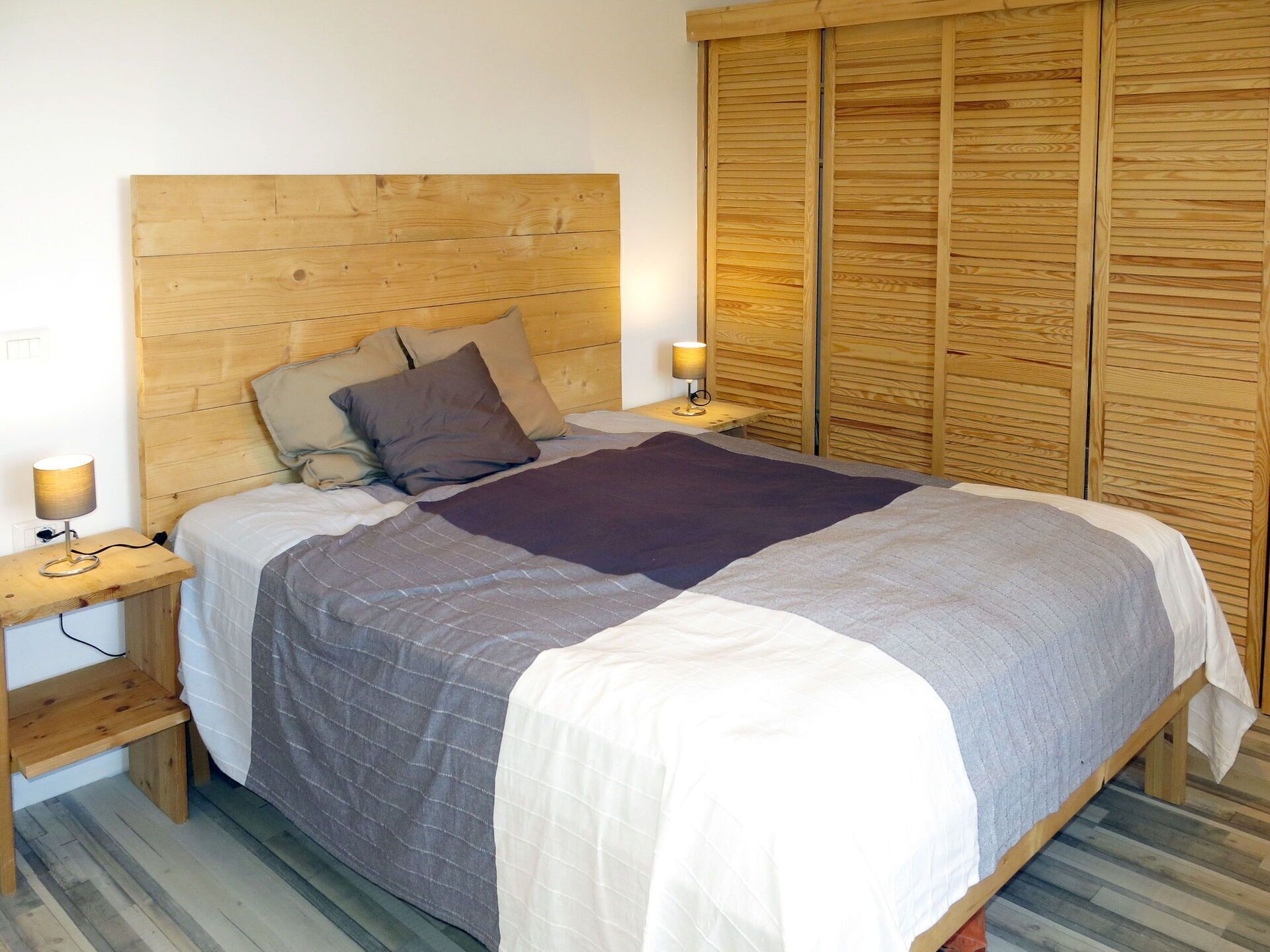 Möbel, Eigentum, Komfort, Gebäude, Schatten, Bettrahmen, Holz, Beleuchtung, Interior Design