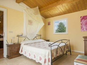 6 quartos, ferros/tábuas de passar roupa, berço de viagem