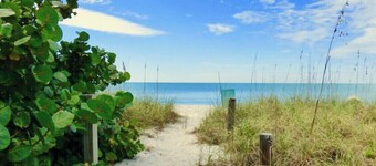 The Coastal Oasis. 8 Mins from Englewood Beach!
