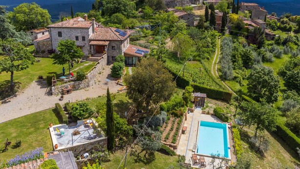 A villa with a swimming pool, stone buildings, and a view of a historic castle. - Beautiful apartment in villa with WIFI, pool, A/C, TV, terrace, pets allowed and panoramic view (Cennina)