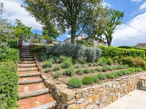 Property grounds - Lovely apartment in villa for 5 guests with pool, WIFI, TV, patio, pets allowed and panoramic view (Cennina)