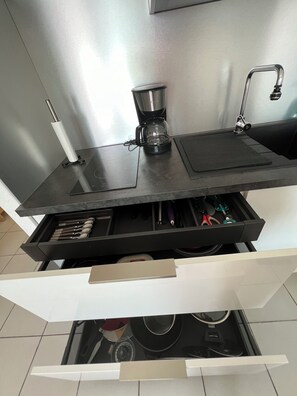 Geladeira, micro-ondas, cooktop, cafeteira/chaleira