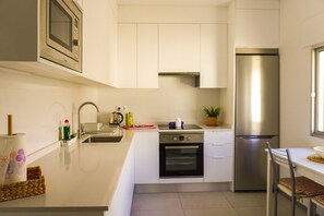 Fridge, oven, stovetop, coffee/tea maker