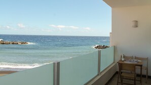 A balcony with a view of the sea, a table with chairs, and a small table lamp. - Las Eras - The House in front of the Sea (Arico)