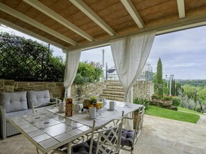Outdoor dining - Wonderful private villa for 6 guests with WIFI, A/C, pool, TV and terrace (Castelfiorentino)