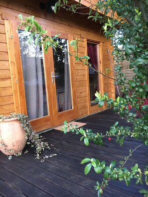 Exterior detail - A romantic garden hut with balneotherapy (Barjols)