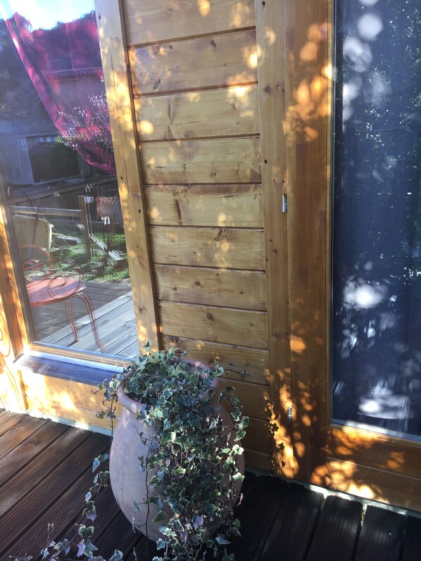 Exterior detail - A romantic garden hut with balneotherapy (Barjols)