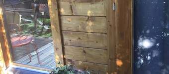 A romantic garden hut with balneotherapy