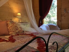 1 bedroom, WiFi, bed sheets - A romantic garden hut with balneotherapy (Barjols)