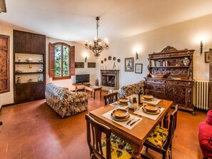 TV, fireplace - Beautiful private villa for 8 guests with private pool, WIFI, TV, terrace and panoramic view (Cavriglia)