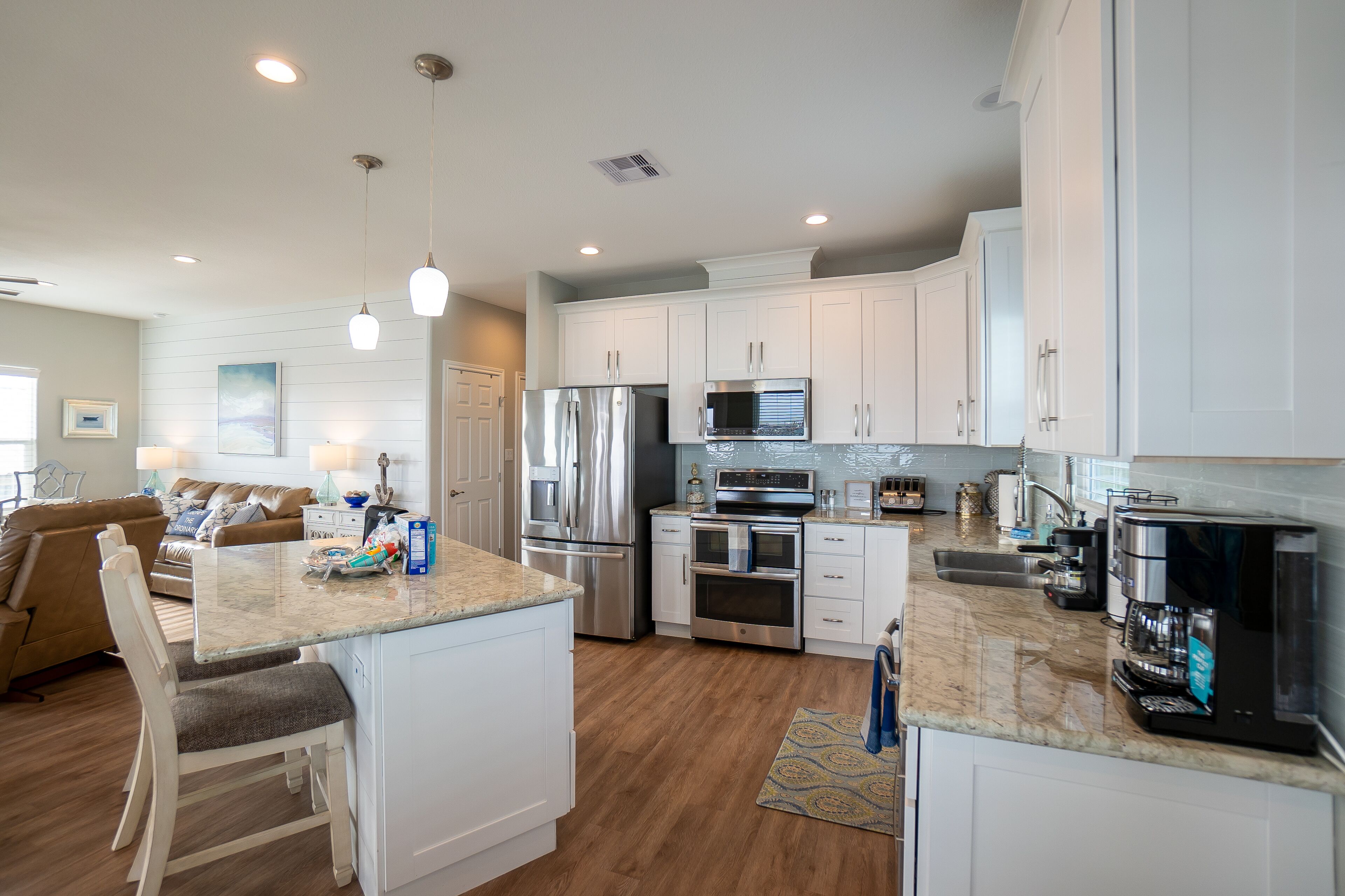 Jääkaappi, mikroaaltouuni, uuni, liesi