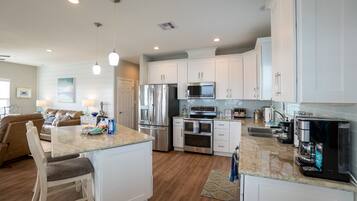 Jääkaappi, mikroaaltouuni, uuni, liesi