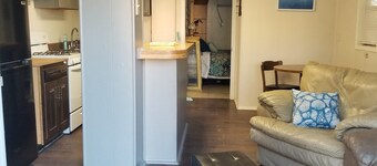 Beach getaway walking distance to watèr 