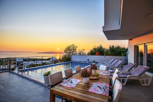 Villa M- surrounded by nature with heated pool & sport court