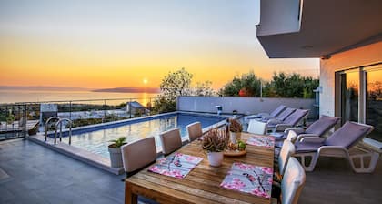 Villa M- surrounded by nature with heated pool & sport court