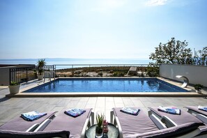 Utomhuspool och uppvärmd pool