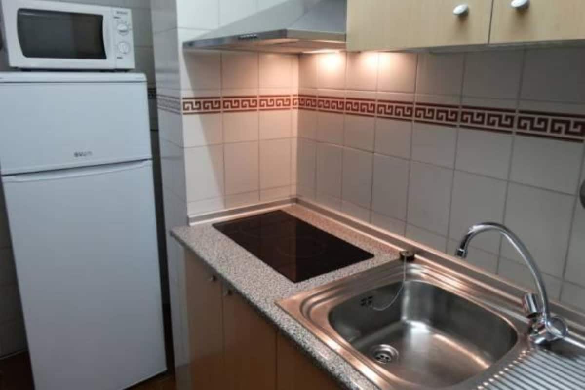 Ísskápur, örbylgjuofn, eldavélarhellur, hrísgrjónapottur