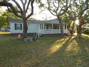 Exterior - Quiet 3 bedroom, 2 Bath Home located within 1/2 mile of ferry to Cape Lookout (Harkers Island)