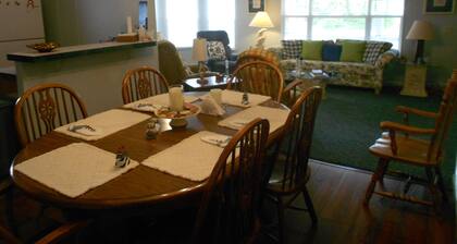 Quiet 3 bedroom, 2 Bath Home located within 1/2 mile of ferry to Cape Lookout