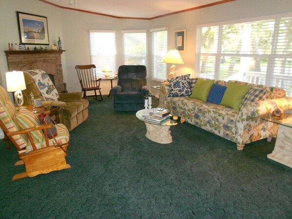 Smart TV, fireplace, books - Quiet 3 bedroom, 2 Bath Home located within 1/2 mile of ferry to Cape Lookout (Harkers Island)